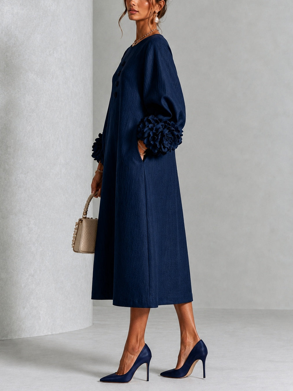 Robe midi bleu marine à boutons fleuris et poignets floraux