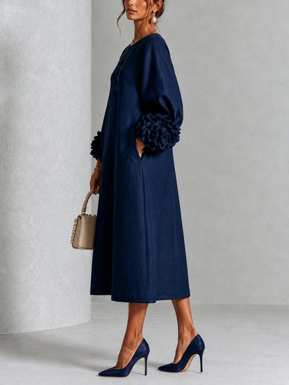 Robe midi bleu marine à boutons fleuris et poignets floraux